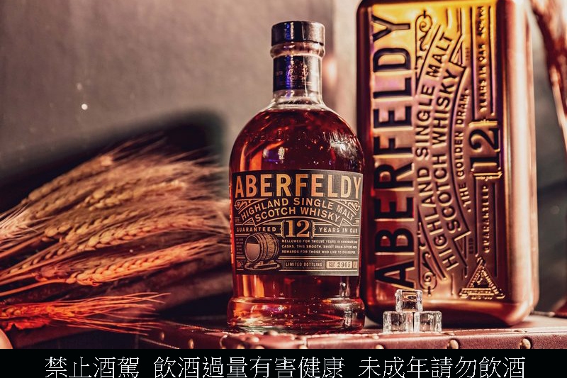 艾柏迪單一麥芽蘇格蘭威士忌柔和容易入口,不僅是剛接觸單一麥芽威士忌者的首選,更是一款非常適合女性飲用的逸品。因水源來自富含礦物質和黃金沉澱的皮提里小溪而有黃金玉液之稱。