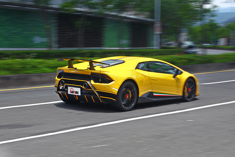 在STRADA甚至SPORT模式下,Huracan Performante宛如一輛高性能車,甚至帶點GT豪跑想像。