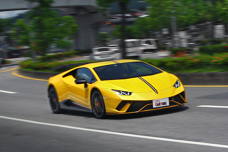當切換CORSA模式後,Huracan Performante的殘暴基因此刻方才展露無遺。