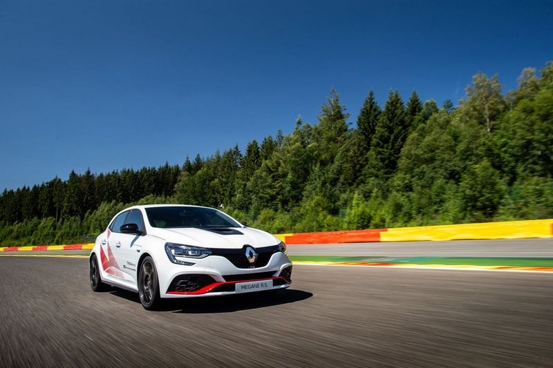 Megane R.S. Trophy-R在Spa-Francorchamps賽道以2分48秒338擊敗Civic Type R。