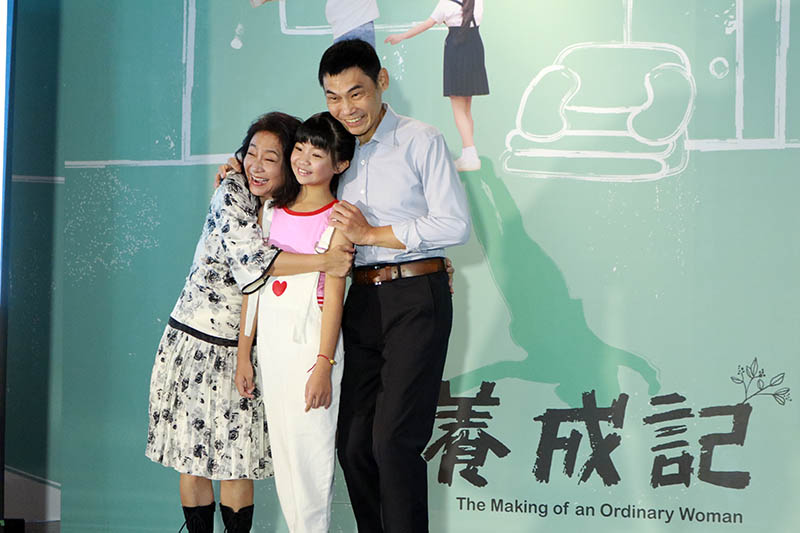 劇中飾演嘉玲(中)阿公、阿嬤的夏靖庭(右)、楊麗音(左)