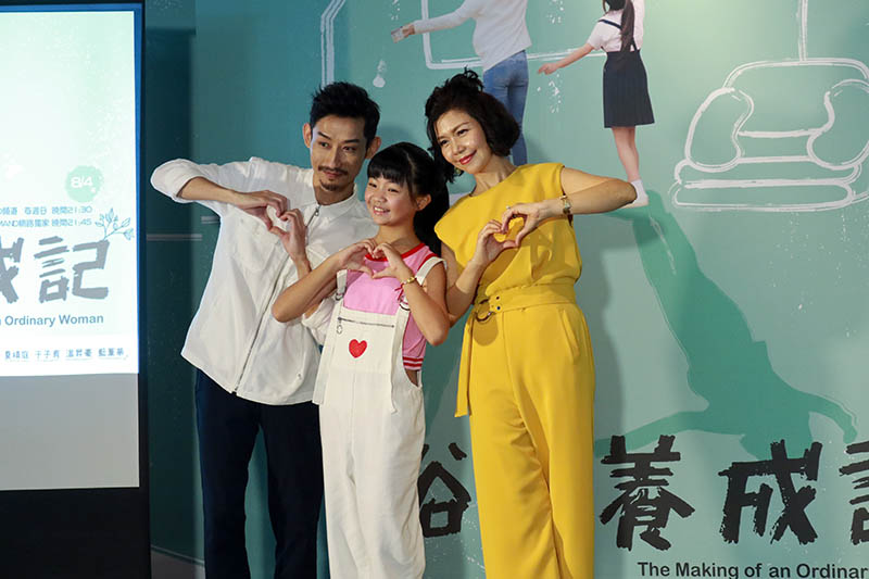 劇中飾演嘉玲(中)爸、媽的陳竹昇(左)、于子育(右)