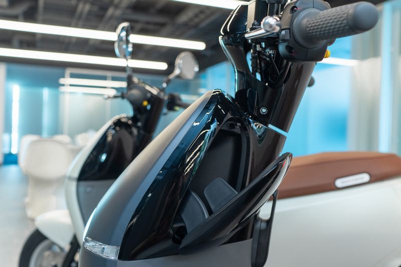 2020年式Gogoro 2增加智慧鑰匙卡、置杯架與USB充電插槽配備。