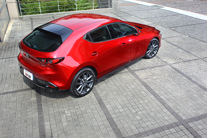 五門掀背MAZDA3以玲瓏鈑件構型與厚實C柱,帶來剛勁動感樣貌。