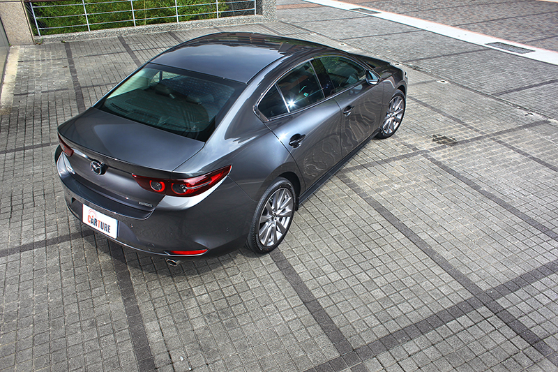 房車版本的MAZDA3則以深邃的線條佈局,成就洗鍊安定的視覺觀感。