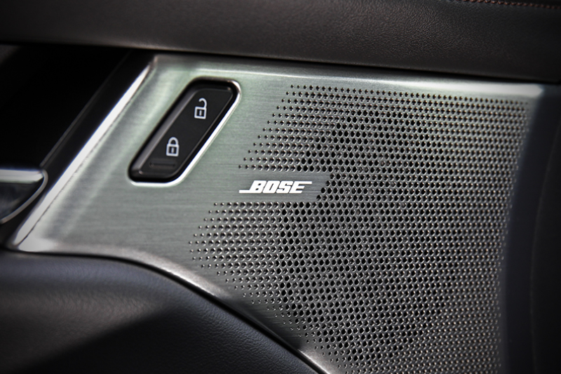 頂規BOSE旗艦型所配置的BOSE®環繞音響系統,以12具揚聲器與完美音場定位帶來悠揚樂章。