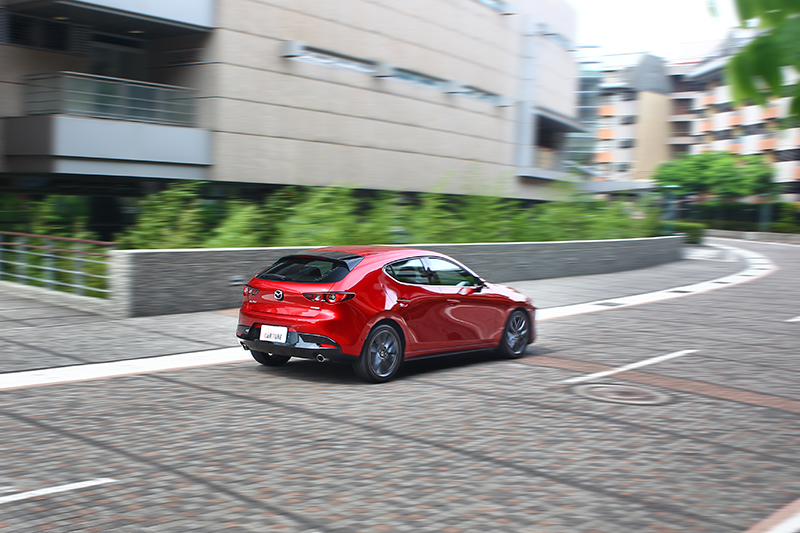 少了一截車尾的MAZDA3掀背,因而獲得更靈動俐落的動態反應。