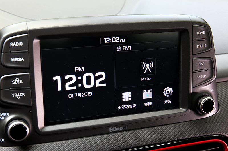 除入門車型外Kona全車系都配置八吋螢幕與Apple CarPlay/Android Auto。