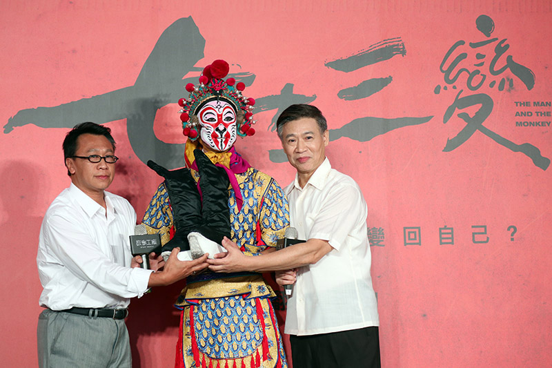 京劇大師朱陸豪(右)與游安順(左)致贈象徵傳承的劇鞋給國光新秀李家德(中)