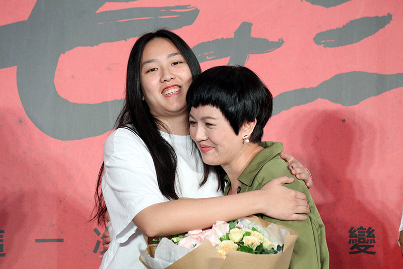 (左起)苗可麗女兒、苗可麗
