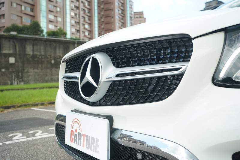 為了讓Coupe擁有更顯明的運動化特質,車頭水箱罩從雙柵式改為單柵式造型