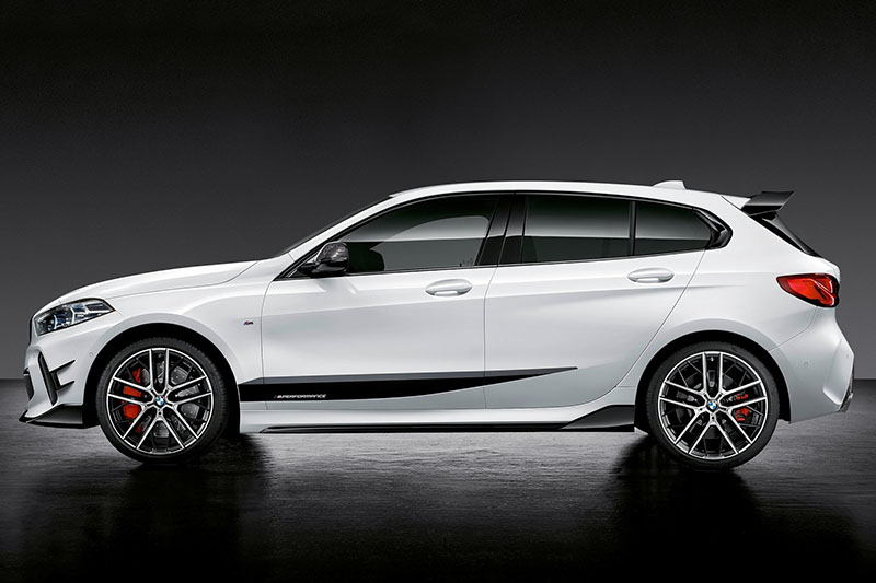 圖為新M135i xDrive裝配M Performance套件展示車。