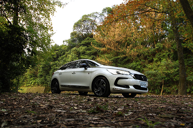 DS 5 PERFORMANCE LINE獨到的設計不僅為汽車動能美學做了最佳詮釋,其高度稀有性更引來眾人羨煞的目光。
