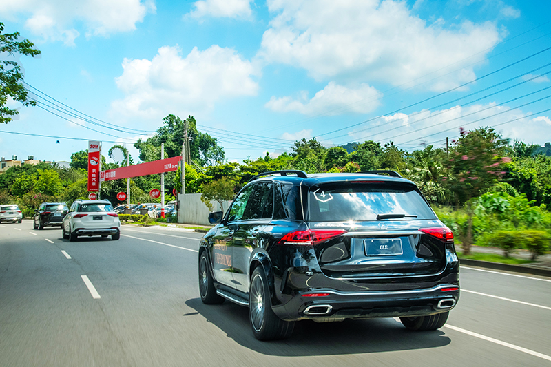 300d與350d其245hp/51kgm、272hp/61.2kgm動力,不論低速或再加速都表現稱職。