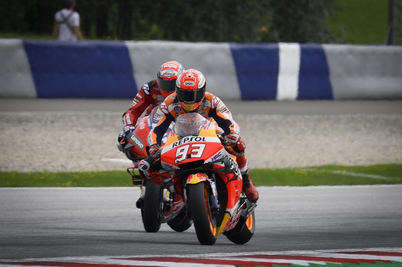 Marquez與Dovizioso兩人從起跑後就一直糾纏到終點前。