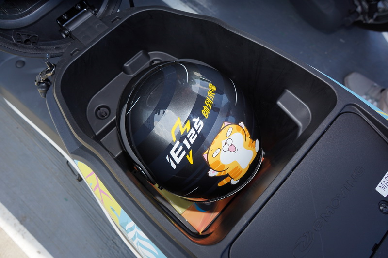 車艙空間跟一般機車類似,大概就是一頂全罩或兩頂瓜皮帽的大小