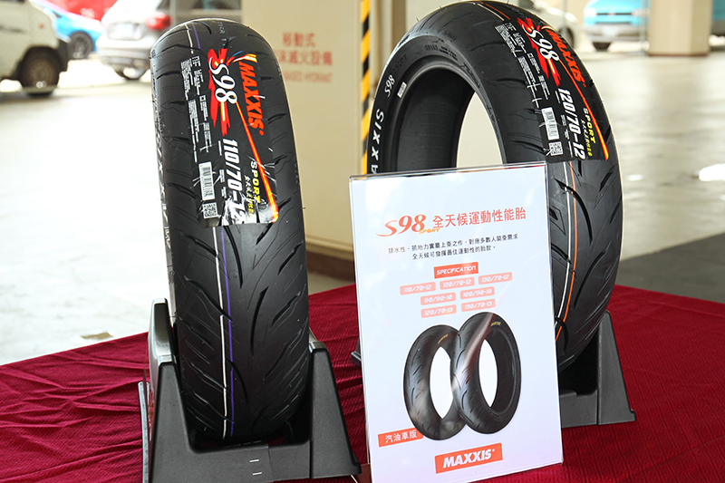 S98 Sport為一般街道胎,因此排水性、指向性與抓地力等方面都有兼顧。