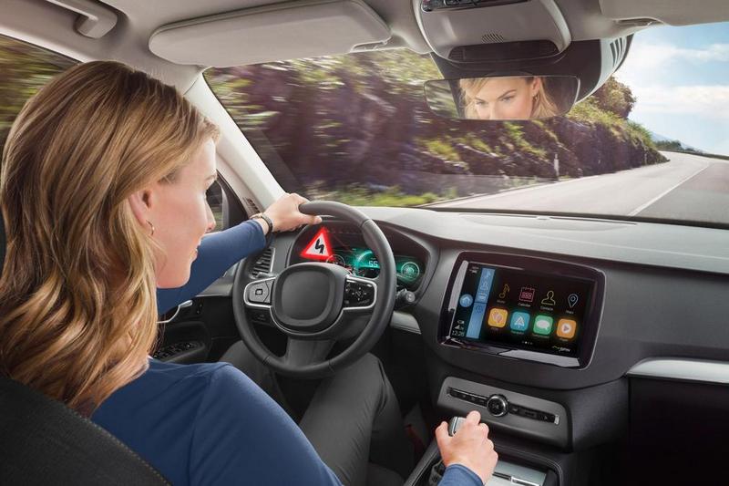 Bosch 3D投影當偵測緊急狀況時,系統會以投影方式呈現告知駕駛。