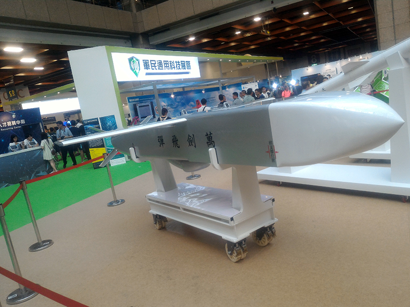 萬劍機場聯合遙攻武器為視距外反機場集束巡航飛彈,可針對機場的大面積範圍進行攻擊。