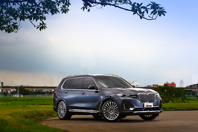 X7在5,151×2,000×1,805mm車身尺碼散發尊貴大器風範。