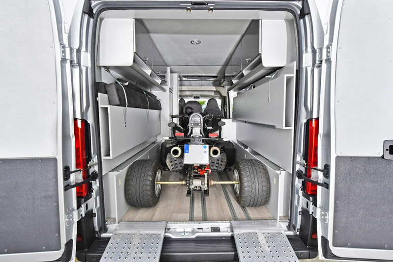 Jumper Biker Solution Multi可直接放入一輛輕型ATV。也可將兩邊設施卸除增加空間。