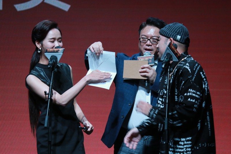阿達不慎將入圍名單扯壞