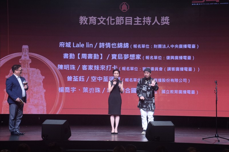 陳明珠(左)發表入圍感言,阿達(右)以手語同步翻譯
