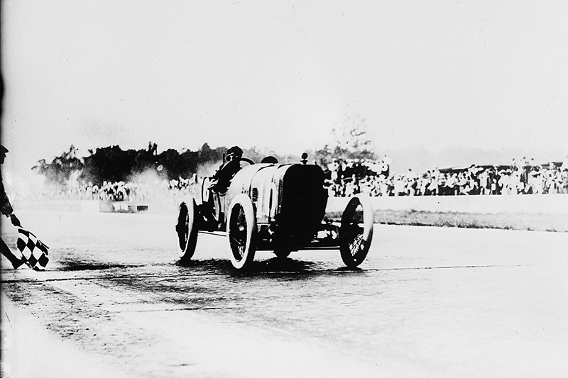 Peugeot在1913年於美國的印地安納波里斯500大賽中獲勝。