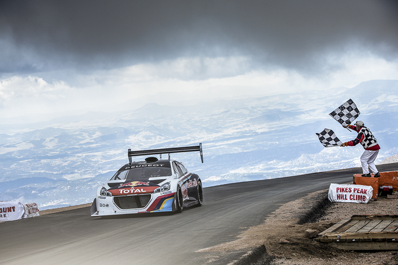 2013年Sébastien Loeb駕駛208 T16賽車,在Pikes Peak 登山賽中跑出8分13秒878 之歷史紀錄。