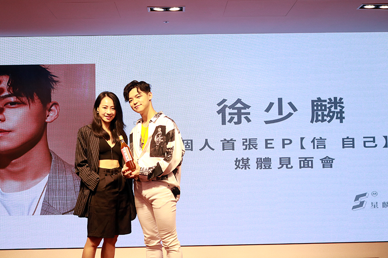 MV女主角(左)同時也是唱跳組合DS的dindin也到場送上鐵打藥酒