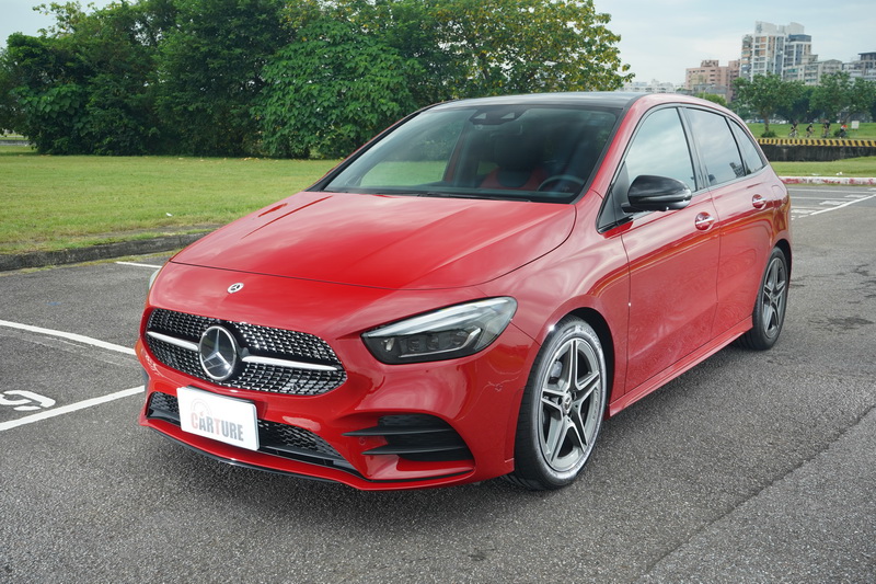 試駕車為一輛艷紅色的B200,還選配了一大堆的內、外觀套件,讓原本較為樸實的外表多了些性能化的反差感