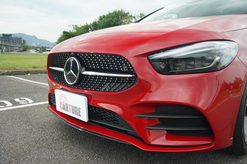 外觀部分配上AMG-Line跑車化套件後水箱護罩改為鑽石造型,前保桿兩側也多了鰭片設計