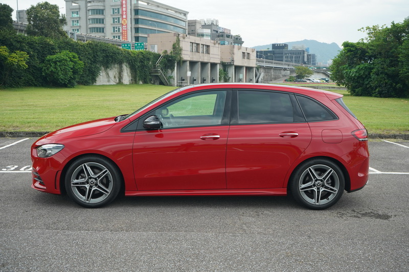選配AMG-Line跑車化套件後,搭配的舒適型懸吊高度比起標準版略低