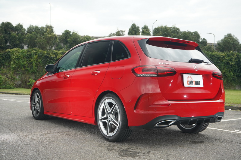 AMG-Line跑車化套件的車尾保桿造型較為動感,且下方為左右雙出排氣管式樣