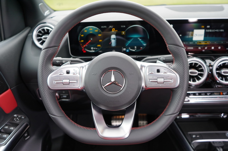 AMG-Line跑車套件不僅將外觀點綴得更為動感,連內裝都置換成跑車化平底式方向盤