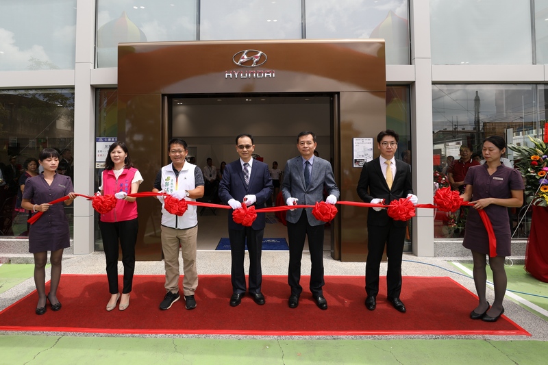全新Hyundai仁德展間以寬敞挑高設計,營造舒適無壓的賞車環境。