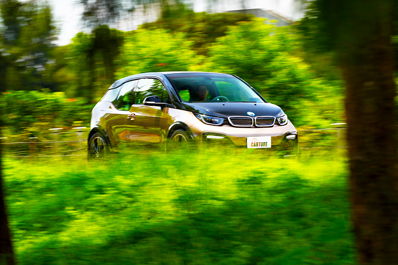 184hp/27.5kgm表現雖然平凡,但由於電動馬達驅動原理,不僅立即能感受能量湧現,其推力甚至還比同性能車款還更為強勁。