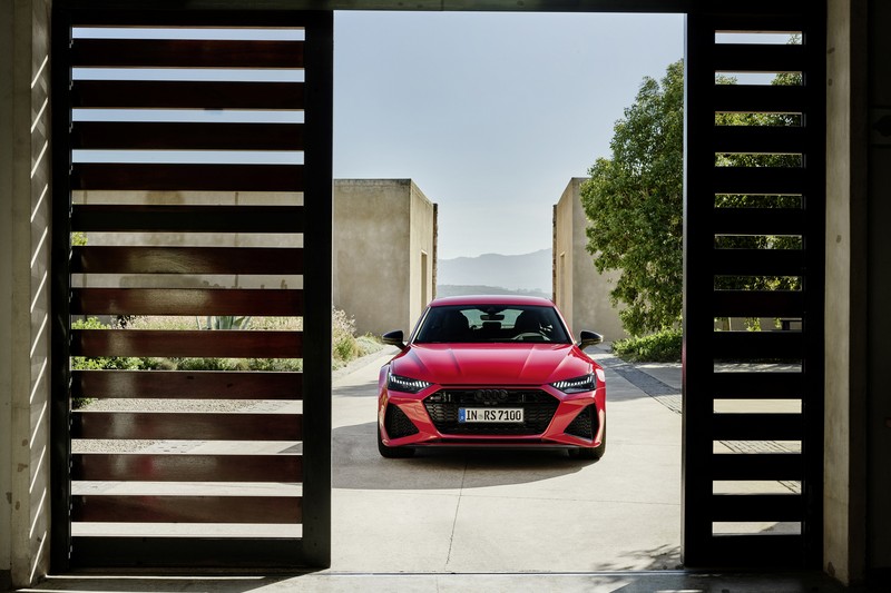 RS 7 Sportback在新世代RS設計語彙勾勒下,擁有相當符合身型設定的兇狠氣勢。