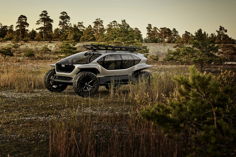 AI:Trail quattro外型相當粗曠,高比例車身玻璃與圈胎配置都是因應越野而生。