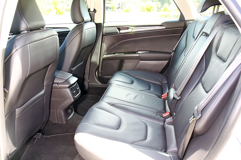 Mondeo Wagon軸距在多出100mm的優勢下,後座的腿部空間明顯佔了優勢