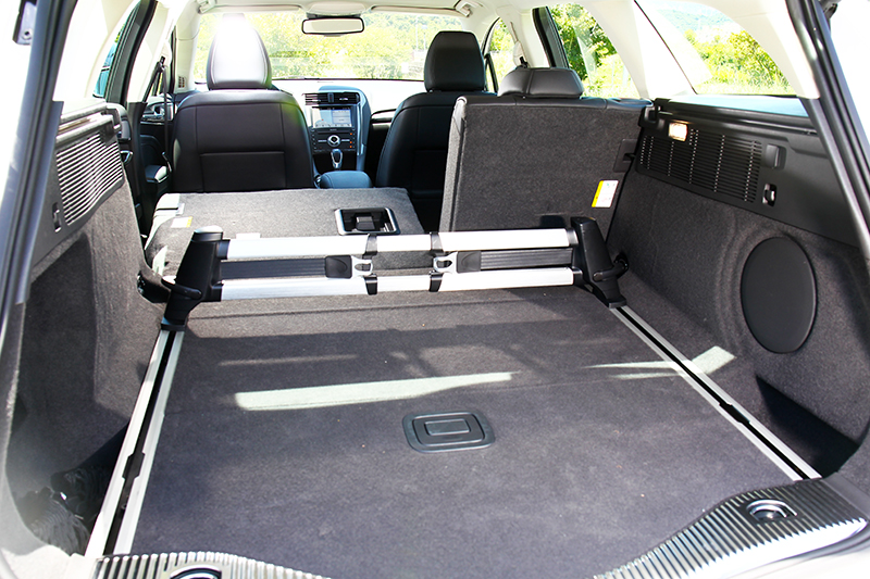 Mondeo Wagon標準車型便已附贈管理套件組,包含有滑軌、掛勾及隔板,對於物品置放與管理有相當大的助益