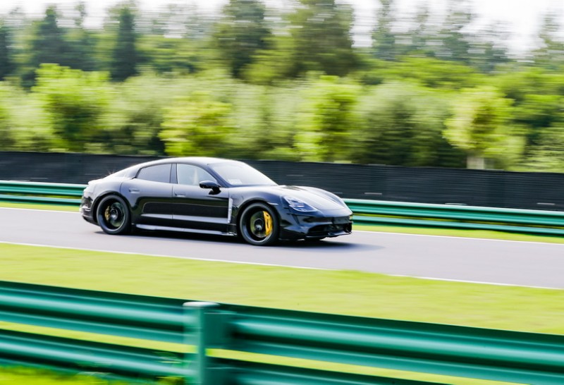 Taycan Turbo上可於3.2秒從0加速至100 km/h,Taycan Turbo S則再降低為2.8秒