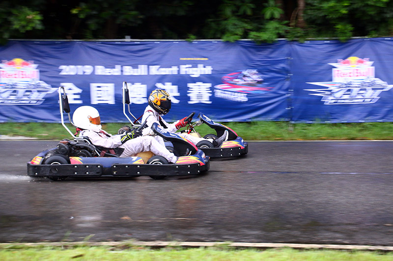 經過一陣混亂後,胡欣權則是順勢擺脫車陣拉開領先距離,自第11位出發的張宏瑋(9號車),在一陣攻防後衝上第二,在賽事中後段終於最上胡欣權,並在直線路段使出「躺車降風阻」技巧成功超過胡欣權,最終張宏瑋順利拿下第二回合第一名,胡欣權則拿下第二。