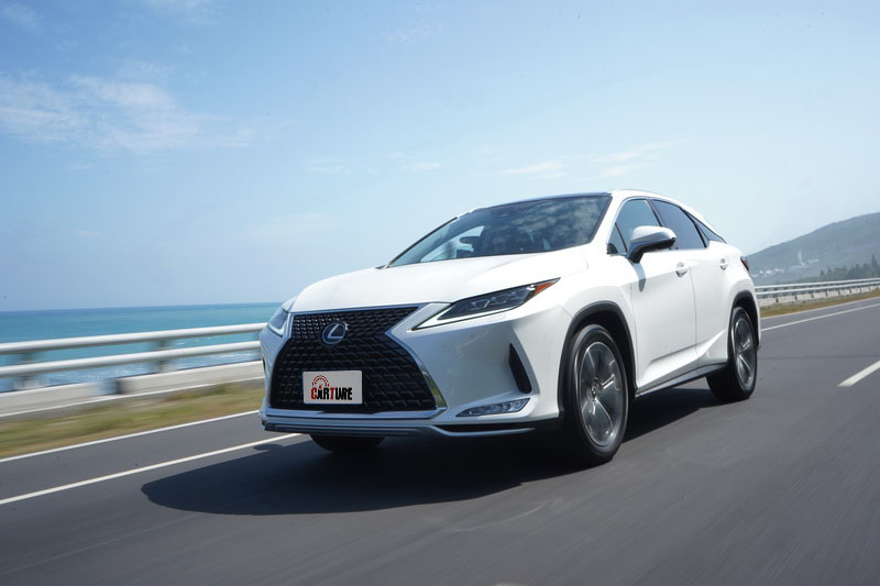 雖然車重不輕,不過起步加速仍保有Lexus慣有的輕盈感