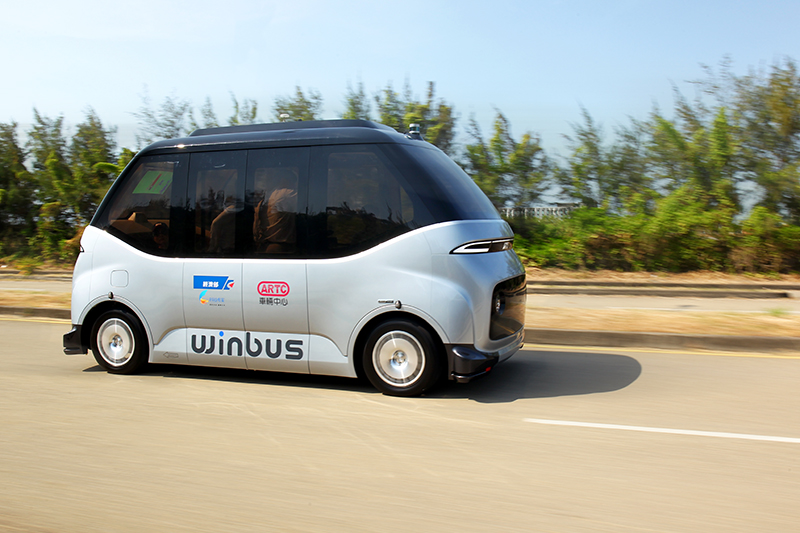 WinBus行駛過程相當平順,且遇上紅燈號誌也會停車。