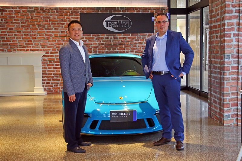 「TechArt」CEO Mr. Tobias Beyer與三一國際執行長陳睿謙合影。