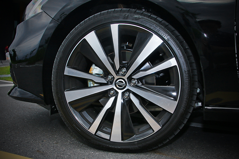 235/40 R19大尺碼跑胎是頂規版的標配,襯得車側極度動感。