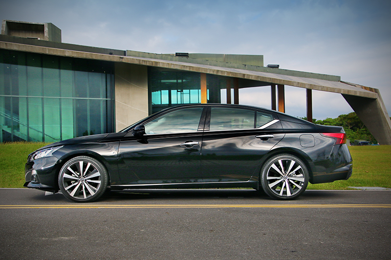 從車頂開始極度傾斜的C柱線條,讓全新Altima頗有4-Door Coupe造型聯想。