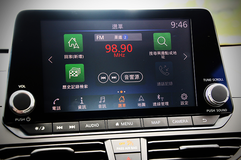 8吋觸控螢幕也放得中規中矩,其中手機連結功能理所當然具備其中。