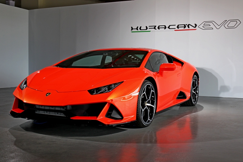 Huracán EVO 全新車頭設計使車身線條更顯低扁且極具張力。